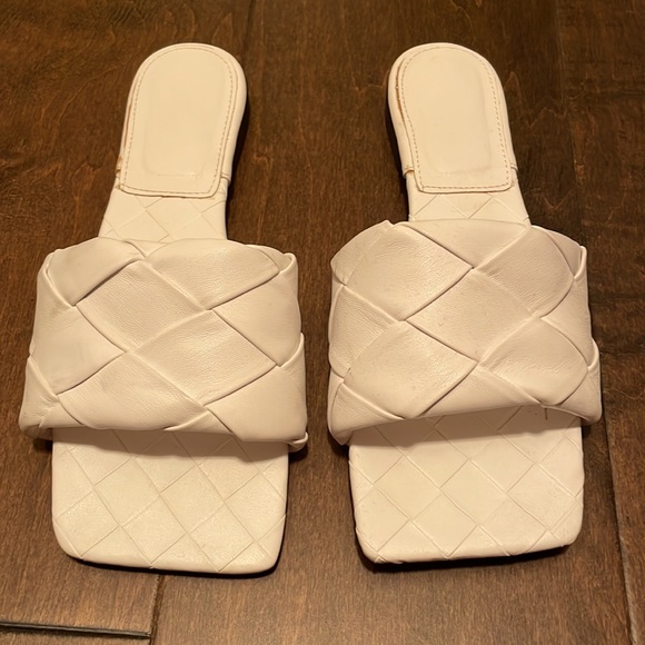 Vetaste White Flat Woven Sandals - Picture 2 of 8